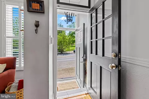 Entry Way - 2534 E Baltimore St, Baltimore, MD 21224 photo 1 of 5