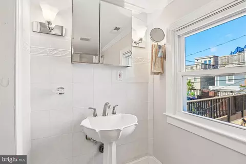Bath - 1279 William St, Baltimore, MD 21230 photo 2 of 4