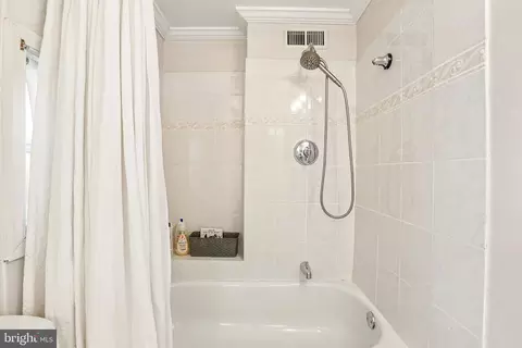 Bath - 1279 William St, Baltimore, MD 21230 photo 3 of 4