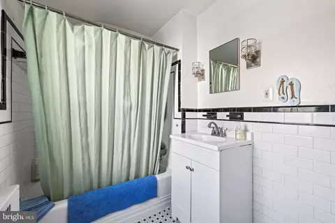 Bath - 702 W Melrose Ave, Baltimore, MD 21210 photo 2 of 3