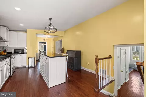 Entry Way - 702 W Melrose Ave, Baltimore, MD 21210 photo 7 of 12