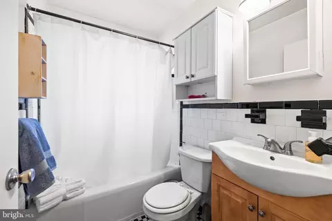 Bath - 702 W Melrose Ave, Baltimore, MD 21210 photo 3 of 3