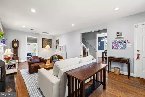 Entry Way - 702 W Melrose Ave, Baltimore, MD 21210 photo 2 of 12