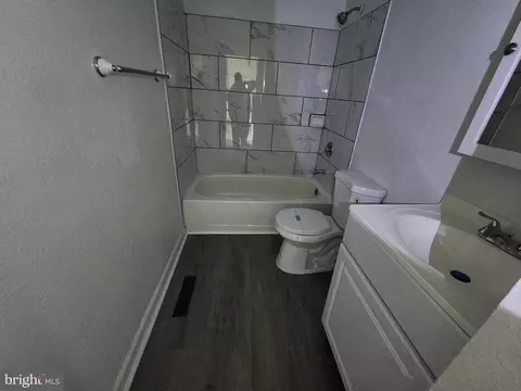 Bath - 1129 Willinger Ct, Baltimore, MD 21202 photo 2 of 6