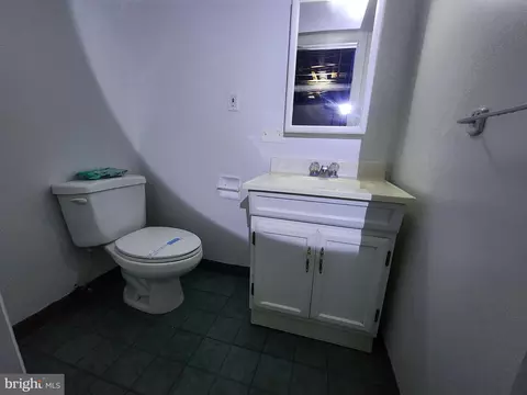 Bath - 1129 Willinger Ct, Baltimore, MD 21202 photo 6 of 6