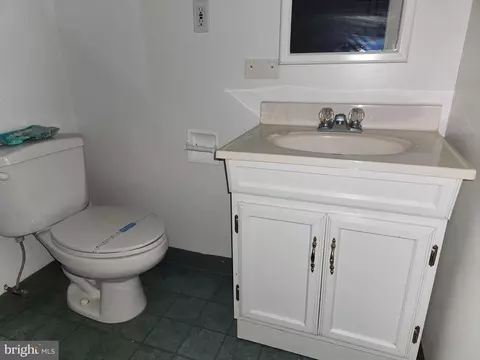 Bath - 1129 Willinger Ct, Baltimore, MD 21202 photo 5 of 6