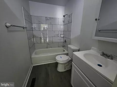 Bath - 1129 Willinger Ct, Baltimore, MD 21202 photo 3 of 6