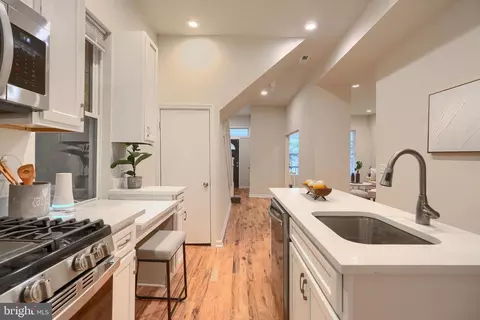 Entry Way - 3308 Walbrook Ave, Baltimore, MD 21216 photo 5 of 6