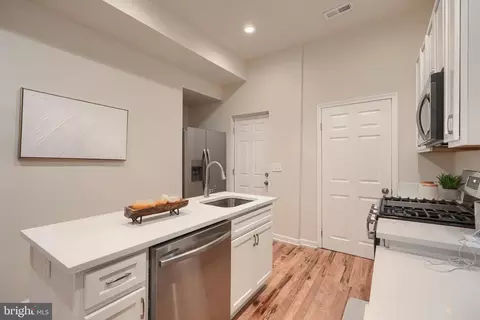 Entry Way - 3308 Walbrook Ave, Baltimore, MD 21216 photo 3 of 6