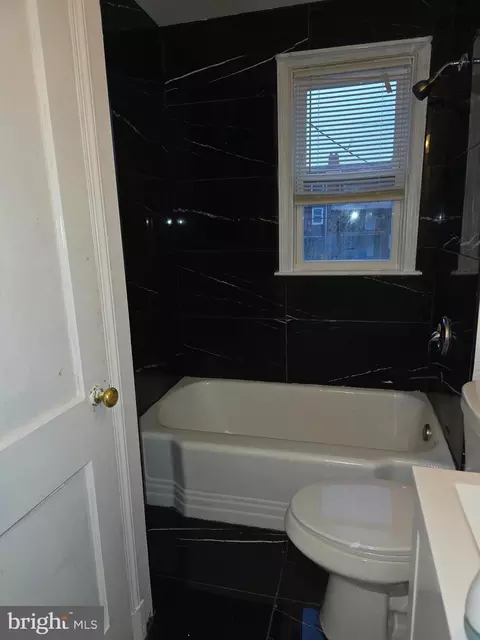 Bath - 3905 Kenyon Ave, Baltimore, MD 21213 photo 3 of 4