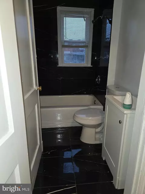 Bath - 3905 Kenyon Ave, Baltimore, MD 21213 photo 2 of 4