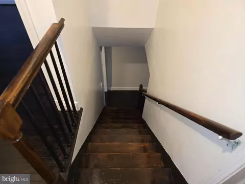 Entry Way - 3905 Kenyon Ave, Baltimore, MD 21213 photo 2 of 4