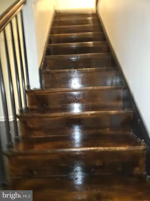 Entry Way - 3905 Kenyon Ave, Baltimore, MD 21213 photo 4 of 4