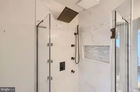 Bath - 1309 Benjamin St, Baltimore, MD 21230 photo 2 of 4