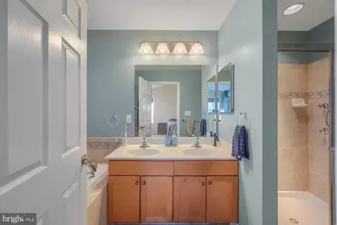 Bath - 809 Mchenry St, Baltimore, MD 21230 photo 1 of 2