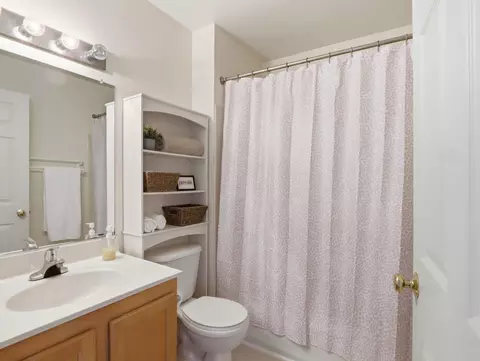 Bath - 907 Myrtle Ave, Baltimore, MD 21201 photo 2 of 3