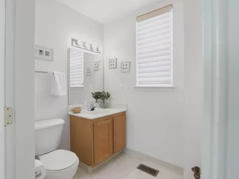 Bath - 907 Myrtle Ave, Baltimore, MD 21201 photo 1 of 3