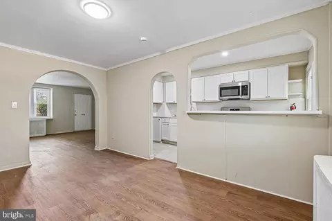 Entry Way - 5105 Chalgrove Ave, Baltimore, MD 21215 photo 1 of 5