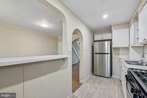 Entry Way - 5105 Chalgrove Ave, Baltimore, MD 21215 photo 3 of 5