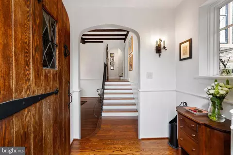 Entry Way - 224 Tunbridge Rd, Baltimore, MD 21212 photo 2 of 4