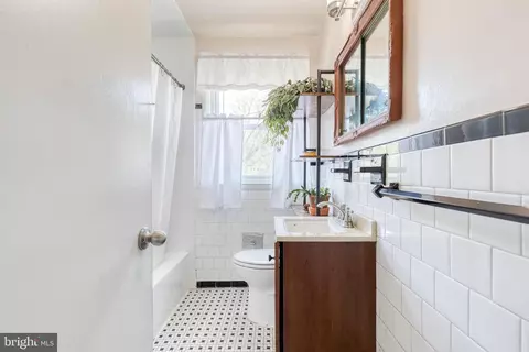 Bath - 3708 Keene Ave, Baltimore, MD 21206 photo 1 of 2