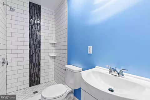Bath - 3525 Cliftmont Ave, Baltimore, MD 21213 photo 2 of 4