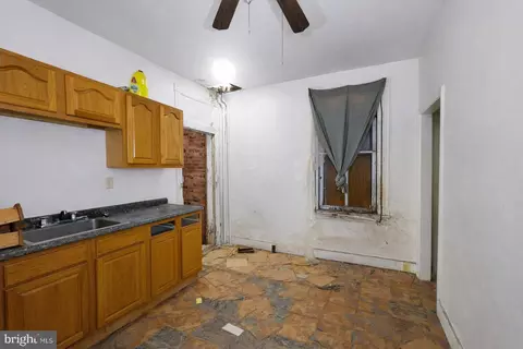 Entry Way - 1934 N Washington St, Baltimore, MD 21213 photo 5 of 11