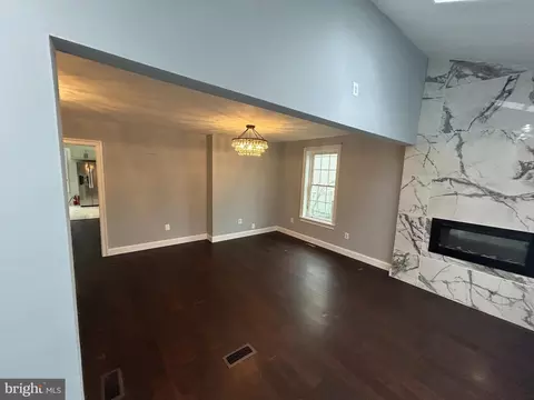 Living - 6528 Parnell Ave, Baltimore, MD 21222 photo 3 of 5
