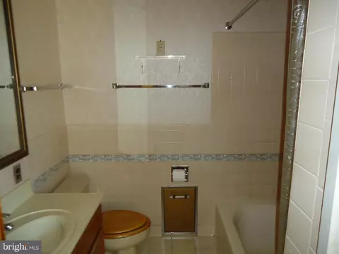 Bath - 1000 Walnut Ave, Baltimore, MD 21229 photo 1 of 5