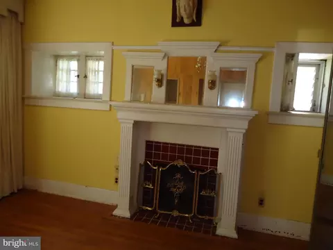 Living - 1000 Walnut Ave, Baltimore, MD 21229 photo 2 of 3