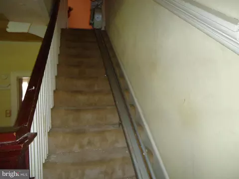 Entry Way - 1000 Walnut Ave, Baltimore, MD 21229 photo 4 of 4
