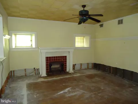 Living - 1000 Walnut Ave, Baltimore, MD 21229 photo 3 of 3