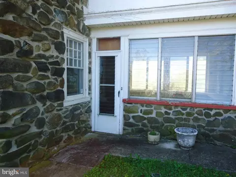 Exterior - 1000 Walnut Ave, Baltimore, MD 21229 photo 4 of 12