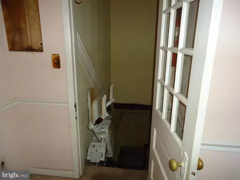 Entry Way - 1000 Walnut Ave, Baltimore, MD 21229 photo 3 of 4