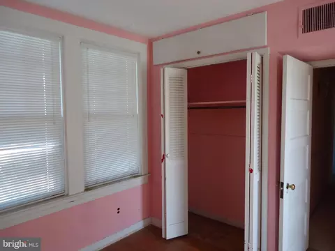 Bedroom - 1000 Walnut Ave, Baltimore, MD 21229 photo 2 of 2