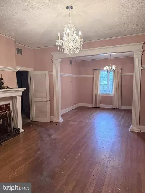 Living - 1000 Walnut Ave, Baltimore, MD 21229 photo 1 of 3