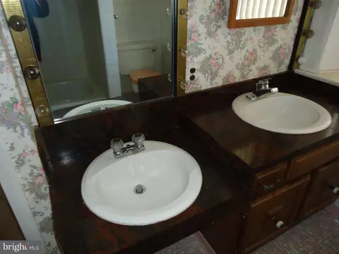Bath - 1000 Walnut Ave, Baltimore, MD 21229 photo 3 of 5