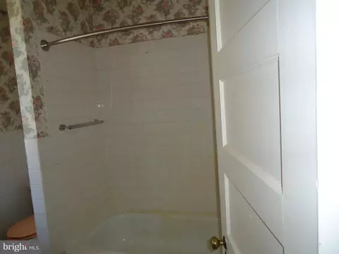 Bath - 1000 Walnut Ave, Baltimore, MD 21229 photo 5 of 5
