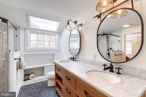 Bath - 106 Goodale Rd, Baltimore, MD 21212 photo 2 of 6