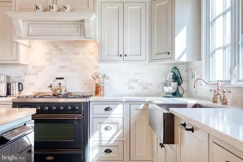 Kitchen - 106 Goodale Rd, Baltimore, MD 21212 photo 8 of 10