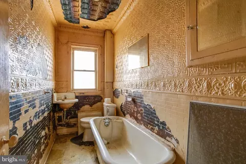 Bath - 38 S Curley St, Baltimore, MD 21224 photo 1 of 2