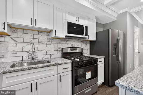 Entry Way - 320 S Pulaski St, Baltimore, MD 21223 photo 3 of 11