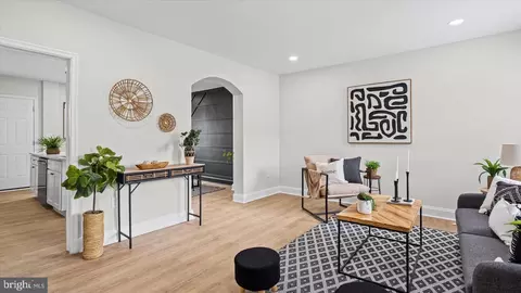 Entry Way - 3928 Grantley Rd, Baltimore, MD 21215 photo 1 of 15