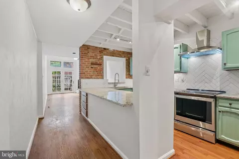 Entry Way - 141 W Montgomery St, Baltimore, MD 21230 photo 4 of 10