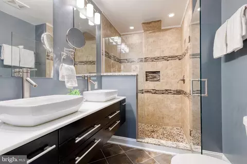 Bath - 263 S East Ave, Baltimore, MD 21224 photo 1 of 2