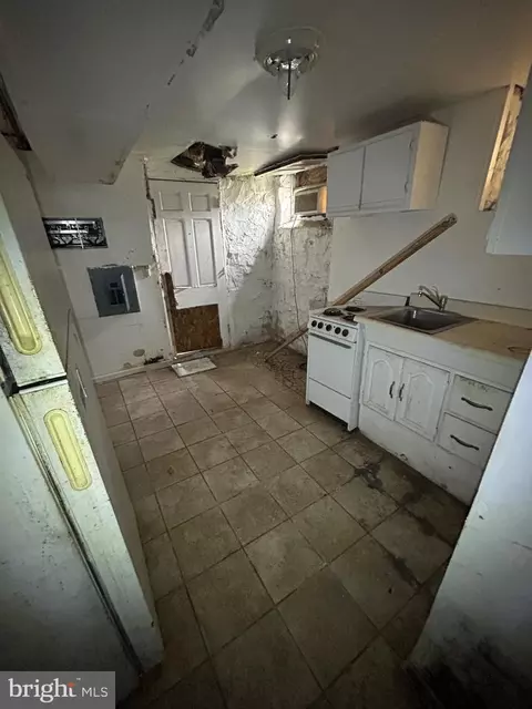 Entry Way - 2500 Quantico Ave, Baltimore, MD 21215 photo 2 of 2