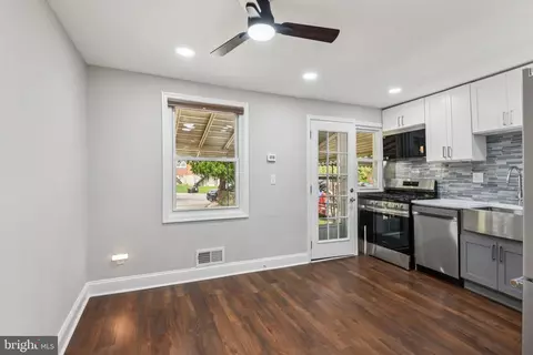 Entry Way - 542 Lucia Ave, Baltimore, MD 21229 photo 4 of 5