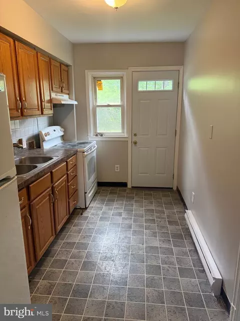 Kitchen - 526 Random Rd, Baltimore, MD 21229 photo 2 of 3