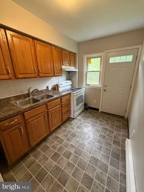 Kitchen - 526 Random Rd, Baltimore, MD 21229 photo 1 of 3