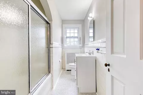 Bath - 202 Taplow Rd, Baltimore, MD 21212 photo 3 of 3